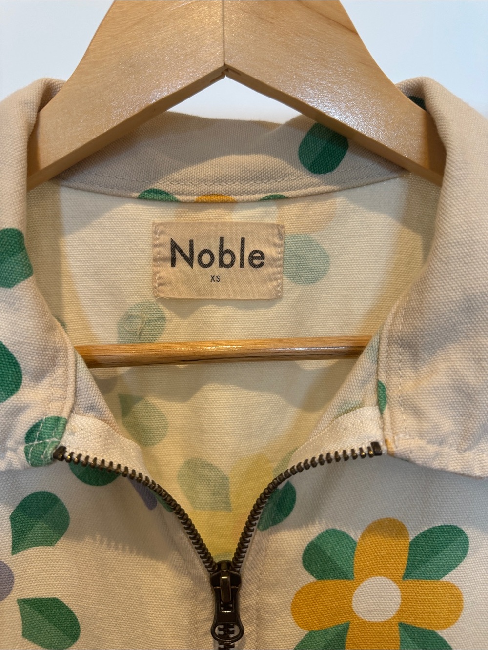 Noble Junpsuit Cream Floral Zip-Front Jumpsuity with Green & Yellow Flowers XS - Picture 3 of 4